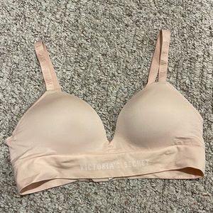 Victoria’s Secret wireless bralette. Lightly lined. Size: Medium.